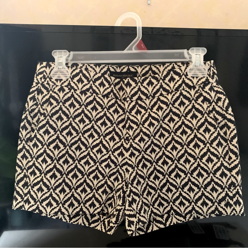 Like brand new. Banana Republic cream and navy blue dress shorts, size 00.